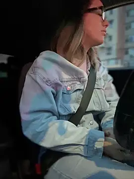 Snapshot of HotXMom chatting on March 10, 2025, 4:17 am HotXMom online show from March 10, 2025, 4:17 am