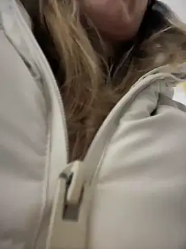 Snapshot of HotXMom chatting on March 17, 2025, 1:29 pm HotXMom online show from March 17, 2025, 1:29 pm