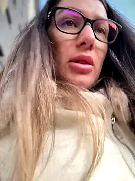 Snapshot of HotXMom chatting on September 27, 2025, 3:55 am HotXMom online show from September 27, 2025, 3:55 am