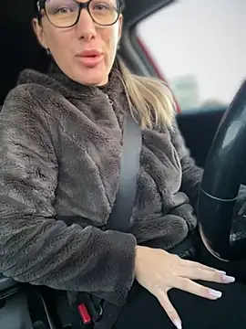 Snapshot of HotXMom chatting on September 28, 2025, 4:07 am HotXMom online show from September 28, 2025, 4:07 am