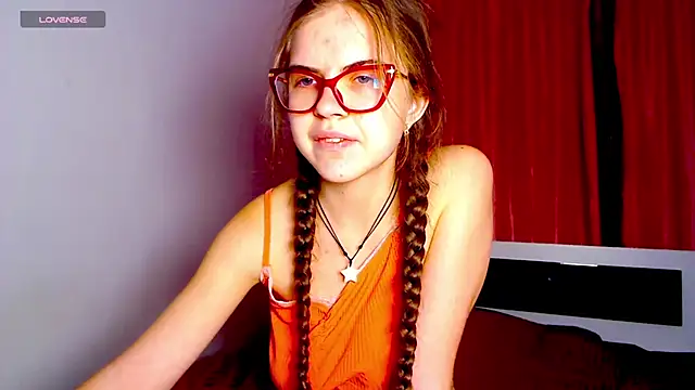 Sarah HS online show from December 3, 2024, 3:44 pm