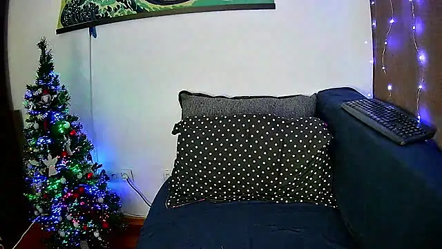 Snapshot of EmmaKrosss chatting on December 14, 2024, 3:15 pm EmmaKrosss online show from December 14, 2024, 3:15 pm