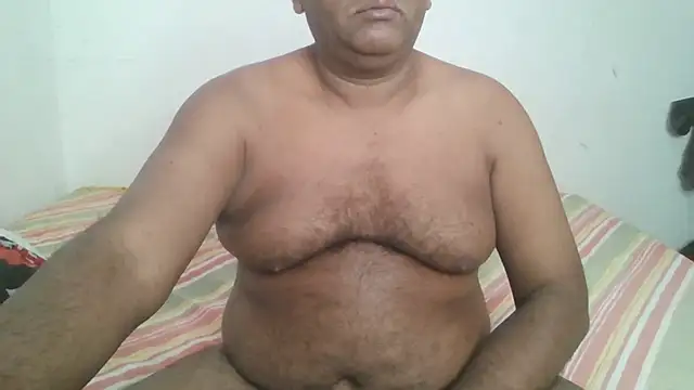 Snapshot of Beargryzzly chatting on December 5, 2024, 3:15 am Beargryzzly online show from December 5, 2024, 3:15 am