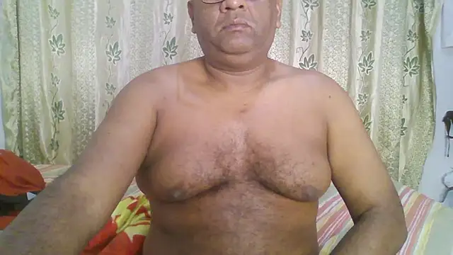 Snapshot of Beargryzzly chatting on January 1, 2025, 2:31 pm Beargryzzly online show from January 1, 2025, 2:31 pm