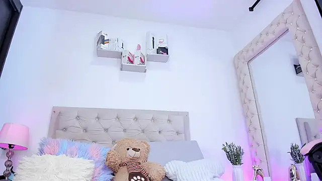 lorennahernandez01 online show from February 24, 2026, 11:30 am