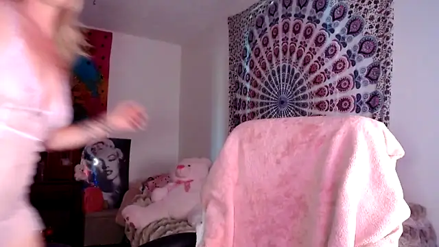 kellywildnnout online show from September 15, 2025, 3:01 pm