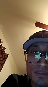 Snapshot of lRainbowBoy chatting on February 6, 2026, 10:35 pm lRainbowBoy online show from February 6, 2026, 10:35 pm