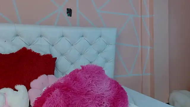 hantonella  online show from September 17, 2025, 8:32 pm