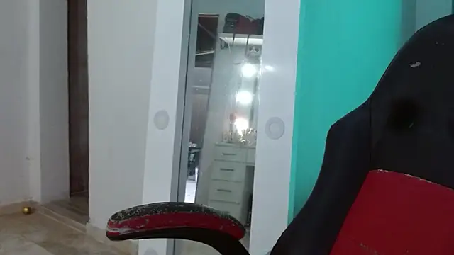 Snapshot of hantonella_ chatting on April 18, 2026, 2:43 pm hantonella online show from April 18, 2026, 2:43 pm