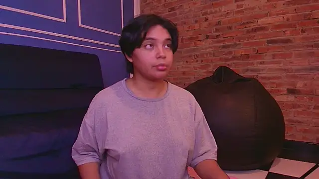 Emmapark  online show from November 3, 2025, 2:02 am