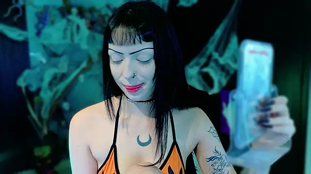 Madison Jackson online show from October 28, 2025, 10:45 pm