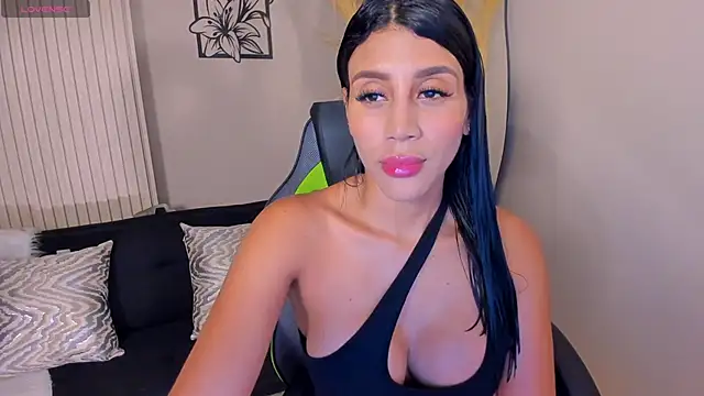 CharlotteCox  online show from November 3, 2025, 8:21 pm