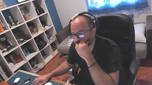 ravingr4d4 online show from September 29, 2025, 8:08 am