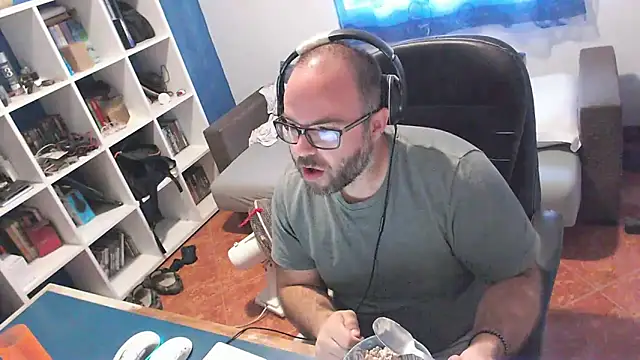 ravingr4d4 online show from October 1, 2025, 8:09 am