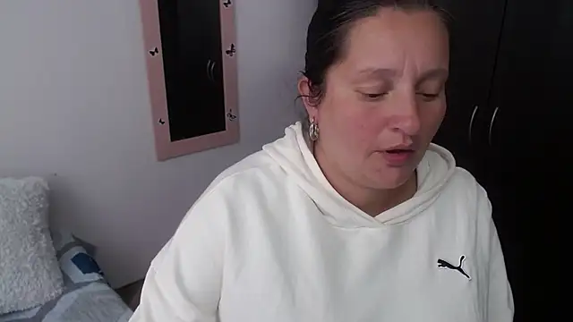 CristialJones  online show from December 5, 2025, 2:25 pm