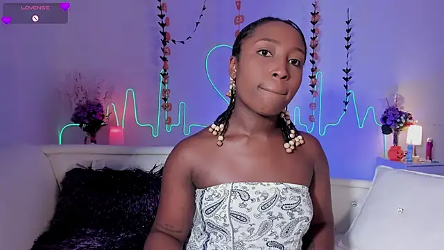 Snapshot of EmmaSanzz_ chatting on October 16, 2025, 11:22 am EmmaSanzz online show from October 16, 2025, 11:22 am