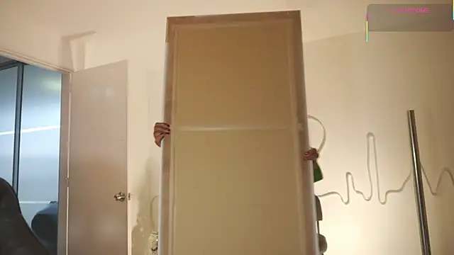 Snapshot of EmmaSanzz_ chatting on December 19, 2025, 12:01 pm EmmaSanzz online show from December 19, 2025, 12:01 pm