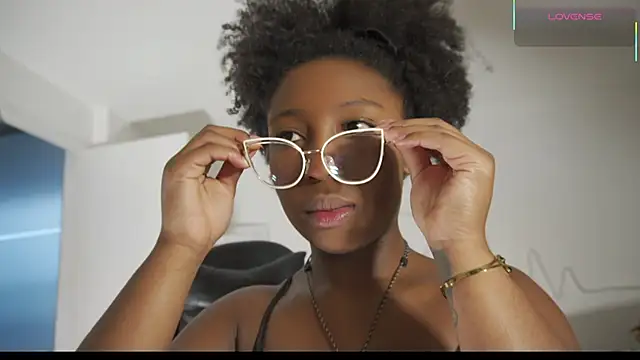 Snapshot of EmmaSanzz_ chatting on January 8, 2026, 11:34 am EmmaSanzz online show from January 8, 2026, 11:34 am