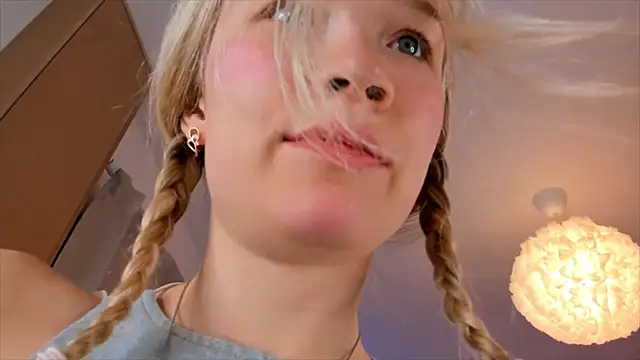 Lily Young online show from December 19, 2025, 4:08 am