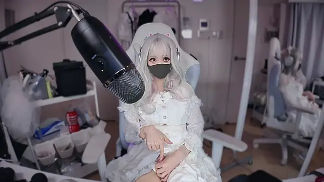 maku 00 online show from February 15, 2025, 2:22 pm