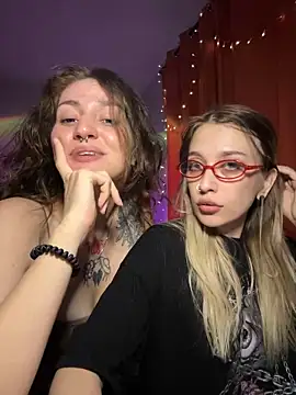 Snapshot of Dooubletroublee chatting on December 13, 2024, 1:37 am Dooubletroublee online show from December 13, 2024, 1:37 am