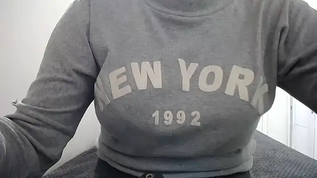 Luna girlhot  online show from April 18, 2026, 5:39 pm