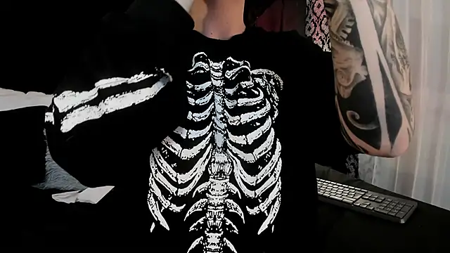 Adeelinee online show from September 12, 2025, 8:09 pm