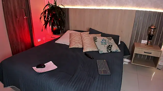 rebeca cortez  online show from April 16, 2026, 8:09 pm