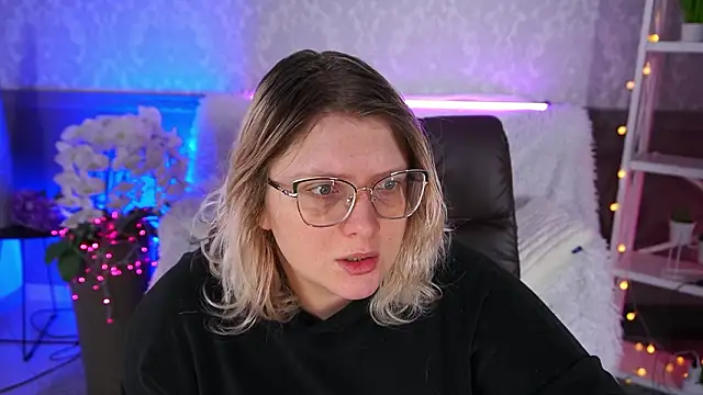 Snapshot of CoolTatis chatting on February 4, 2026, 8:20 am CoolTatis online show from February 4, 2026, 8:20 am