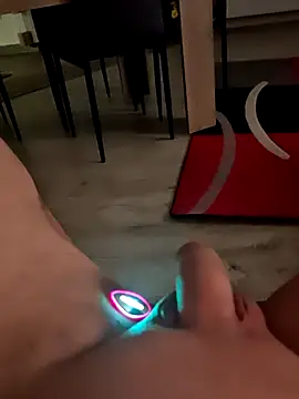 Snapshot of Szeltolo001 chatting on January 18, 2026, 3:32 am Szeltolo001 online show from January 18, 2026, 3:32 am