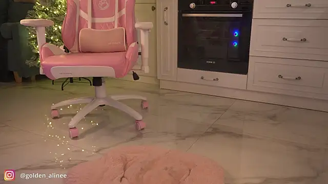 Snapshot of Golden_Aline chatting on January 8, 2025, 9:12 pm Golden Aline online show from January 8, 2025, 9:12 pm