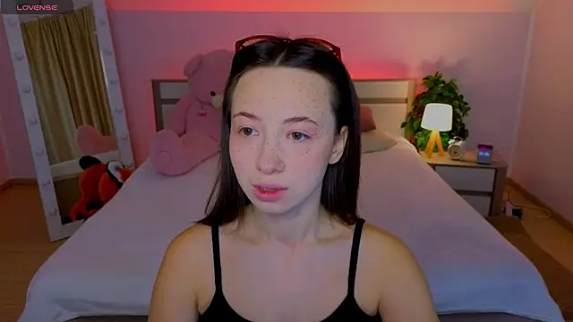 Hayle Hill online show from November 3, 2025, 1:51 am