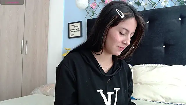 Snapshot of evatits_1 chatting on February 10, 2026, 2:10 pm evatits 1 online show from February 10, 2026, 2:10 pm