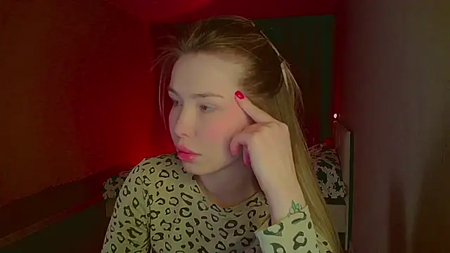 mia raspberrie online show from March 21, 2025, 7:02 pm