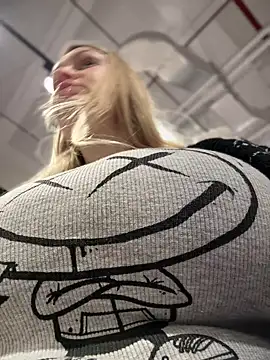 Teya moon  online show from February 23, 2025, 12:37 pm