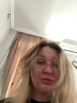 Teya moon  online show from November 22, 2025, 8:02 am