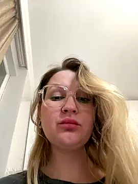 Teya moon  online show from December 14, 2025, 11:20 pm