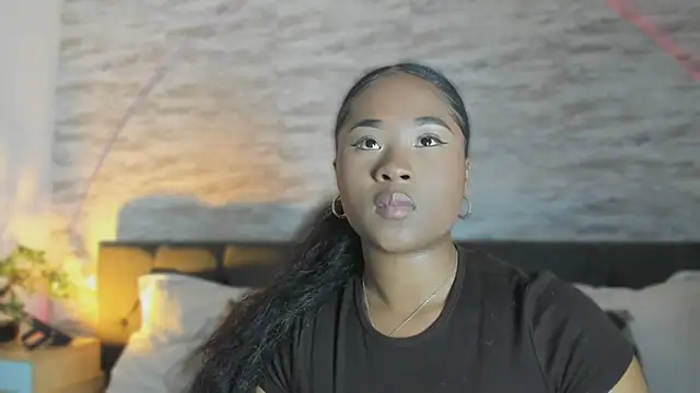 Snapshot of Anneth__M chatting on November 18, 2025, 8:24 pm Anneth M online show from November 18, 2025, 8:24 pm