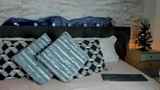 Snapshot of Anneth__M chatting on December 18, 2025, 7:53 pm Anneth M online show from December 18, 2025, 7:53 pm