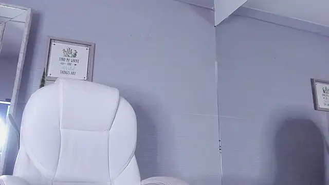 Snapshot of Sara_Greey chatting on February 19, 2025, 4:22 pm Sara Greey online show from February 19, 2025, 4:22 pm