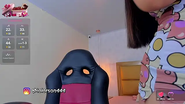 LARSONMIA online show from February 22, 2025, 12:08 pm