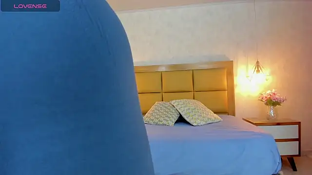 LARSONMIA online show from October 31, 2025, 12:39 pm