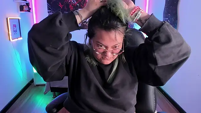 lucky-leah online show from November 14, 2025, 4:44 am