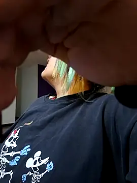 lucky-leah online show from November 19, 2025, 3:06 am