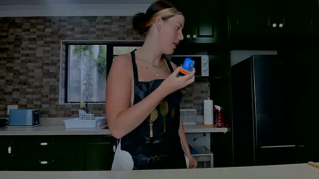 C1eopatra online show from December 8, 2024, 4:28 pm