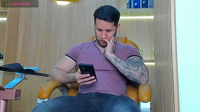 Snapshot of George_Diesell chatting on October 30, 2025, 9:15 pm George Diesell online show from October 30, 2025, 9:15 pm