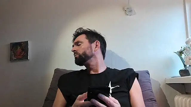 Snapshot of TB1977DK chatting on December 19, 2025, 12:23 pm TB1977DK online show from December 19, 2025, 12:23 pm