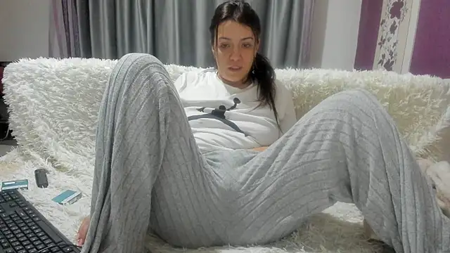 Snapshot of Dyana_Kaylinn chatting on February 14, 2025, 4:04 am Dyana Kaylinn online show from February 14, 2025, 4:04 am
