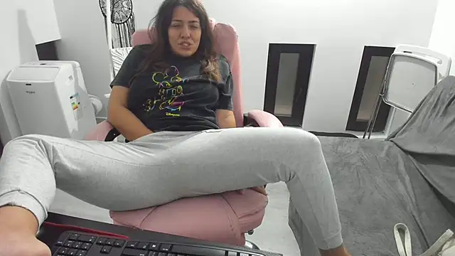 Snapshot of Dyana_Kaylinn chatting on September 11, 2025, 3:50 am Dyana Kaylinn online show from September 11, 2025, 3:50 am