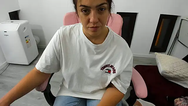 Snapshot of Dyana_Kaylinn chatting on September 23, 2025, 3:42 am Dyana Kaylinn online show from September 23, 2025, 3:42 am